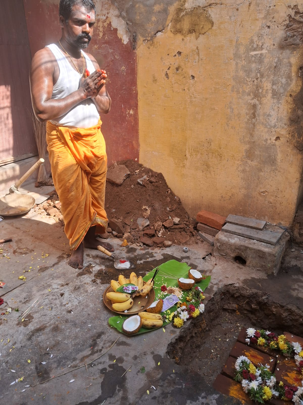 Overview of the excavation and offerings at the worksite
