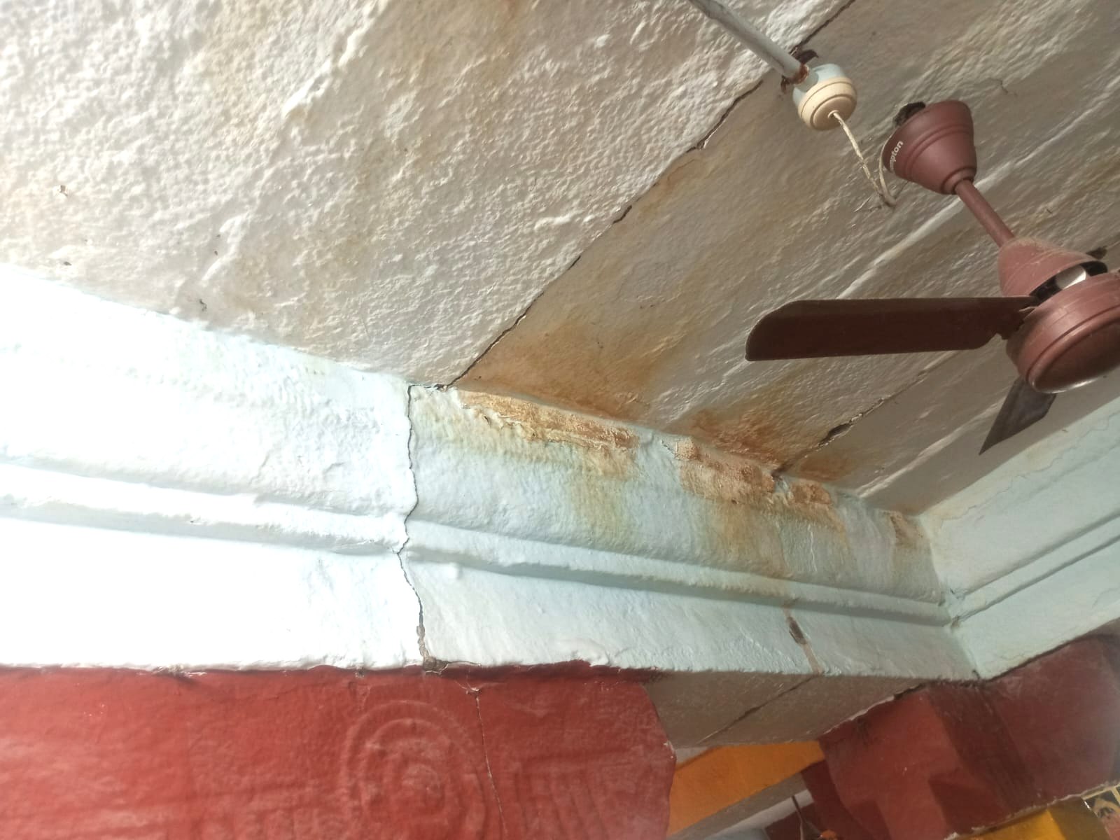 Ceiling seepage and cracks inside the Srirangam Thirumaligai
